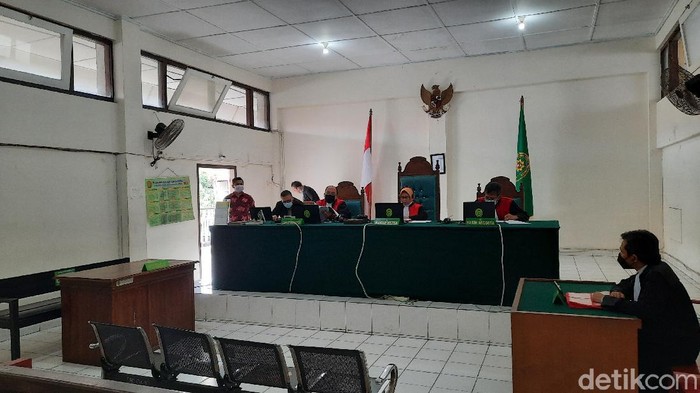 Terdakwa kurir sabu 25 kilogram (kg), Taufik Hidayat (47), divonis hukuman mati. (Prima Syahbana/detikcom)