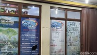 Selain toko suvenir dan kelontong, pemilik mengamini memiliki agen travel. Namun cabang usahanya itu diakui tak lagi punya permintaan.
