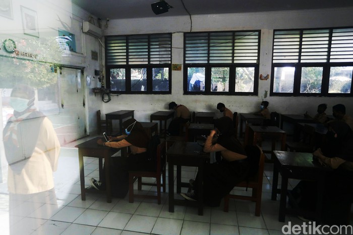 Uji coba pembelajaran tatap muka (PTM) di Ibu Kota, masih tetap berjalan di tengah lonjakan COVID-19. Salah satunya di Sekolah Memecah Pertama (SMP) Yamas, Kecamatan Makassar, Jakarta Timur.