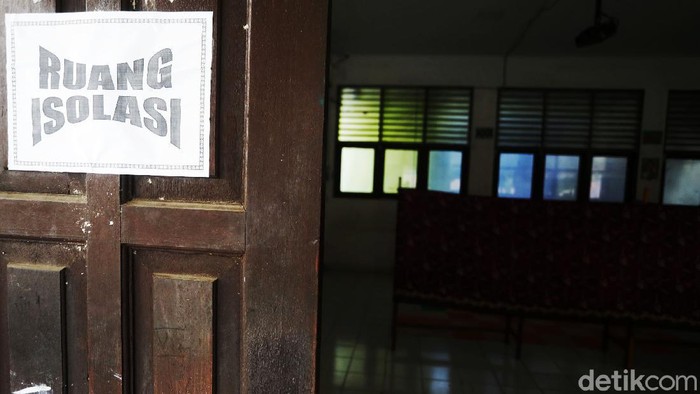 Ujicoba Sekolah Tatap Muka di Tengah Melonjaknya Kasus COVID-19 Uji coba pembelajaran tatap muka (PTM) di Ibu Kota, masih tetap berjalan di tengah lonjakan COVID-19. Salah satunya di Sekolah Memecah Pertama (SMP) Yamas, Kecamatan Makassar, Jakarta Timur.