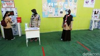 Pihak sekolah menerapkan protokol kesehatan secara ketat dalam uji coba pembelajaran tatap muka.