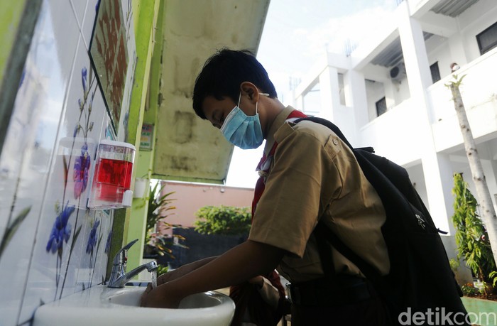 Uji coba pembelajaran tatap muka (PTM) di Ibu Kota, masih tetap berjalan di tengah lonjakan COVID-19. Salah satunya di Sekolah Memecah Pertama (SMP) Yamas, Kecamatan Makassar, Jakarta Timur.
