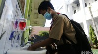 Para siswa wajib mencuci tangan menggunakan sabun saat akan memasuki ruang kelas.