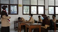 Penerapan protokol kesehatan ketat diterapkan di ruang kelas. Selain pakai masker, jaga jarak juga diterapkan.