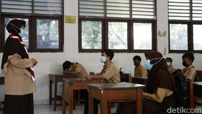 Uji coba pembelajaran tatap muka (PTM) di Ibu Kota, masih tetap berjalan di tengah lonjakan COVID-19. Salah satunya di Sekolah Memecah Pertama (SMP) Yamas, Kecamatan Makassar, Jakarta Timur.