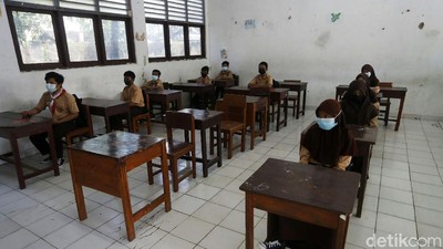 Uji Coba Sekolah Tatap Muka di Tengah Melonjaknya COVID-19