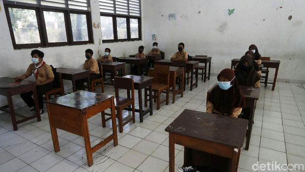 Uji coba pembelajaran tatap muka (PTM) di Ibu Kota, masih tetap berjalan di tengah lonjakan COVID-19. Salah satunya di Sekolah Memecah Pertama (SMP) Yamas, Kecamatan Makassar, Jakarta Timur.