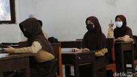 Siswa saat mengikuti kegiatan pembelajaran tatap muka di SMP Yamas, Jakarta Timur.