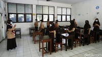 SMP Yamas, Kecamatan Makassar, Jakarta Timur, menggelar uji coba pembelajaran tatap muka (PTM).