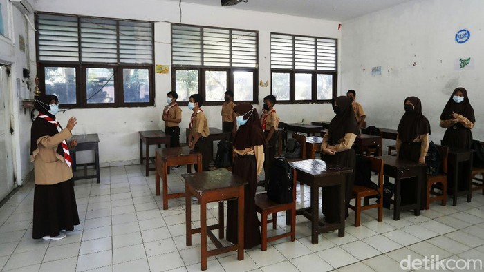 Uji coba pembelajaran tatap muka (PTM) di Ibu Kota, masih tetap berjalan di tengah lonjakan COVID-19. Salah satunya di Sekolah Memecah Pertama (SMP) Yamas, Kecamatan Makassar, Jakarta Timur.