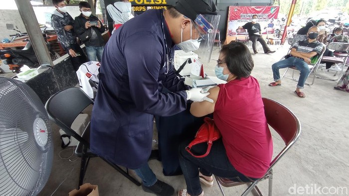 Vaksinasi COVID-19 di Cirebon