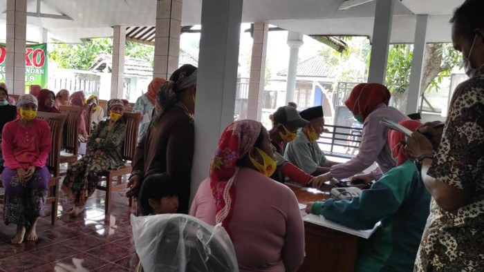 Vaksinasi di salah satu balai desa Kabupaten Pasuruan