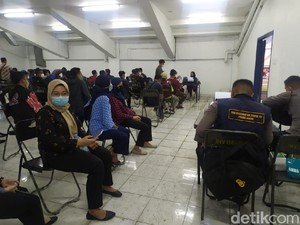 Tenda Ambruk Diterjang Angin, Vaksinasi di GBLA Dilanjut dalam Ruangan