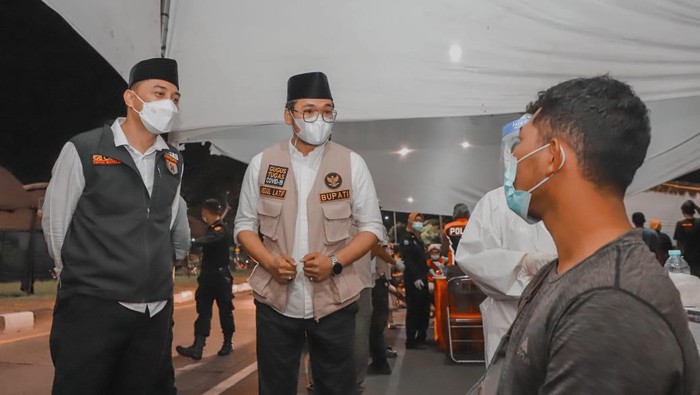 Wali Kota Surabaya Eri Cahyadi bersama Bupati Bangkalan R Abdul Latif Amin Imron