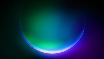 Ini adalah bagian dari koleksi Glow yang memperlihatkan lingkaran yang berpendar dengan dua warna. Koleksi ini hadir dalam empat pilihan warna. Foto: The Verge