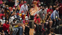 Namun ada juga beberapa penonton masih sadar akan kekawatiran merebaknya kembali Covid-19, terlihat penonton bermasker di gelaran bola basket NBA putaran kedua pada Senin, 14 Juni 2021. AP/Rick Bowmer