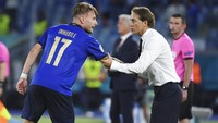 Pademi yang masih menerpa di sejumlah negara terutama Asia. Terlihat pelatih tim Italia Roberto Mancini tidak mengenakan masker di tepi lapangan. Ettore Ferrari, Pool via AP