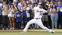Terlihat penonton Baseball yang diadakan di  Los Angeles tidak jaga jarak dan masker.  AP/Mark J. Terrill