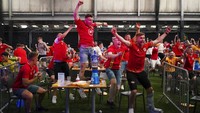 Sejumlah negara Asia masih berkutat dalam perang Covid-19 seperti India, Indonesia, Malaysia, Jepang dll. Pendukung Wales merayakan gol pertandingan Grup A Euro 2020 antara Turki dan Wales, Rabu 16 Juni 2021. Raja Yakub/PA melalui AP