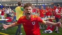 Fans Wales merayakan gol saat mereka menonton pertandingan Grup A UEFA Euro 2020 antara Wales dan Swiss, lagi-lagi mereka tidak mermasker. Jacob King/ PA melalui AP
