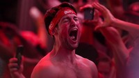 Seorang pendukung Atlanta Hawks terlihat histeris saat timnya  mengalahkan Philadelphia di Game 4 dari seri playoff bola basket NBA putaran kedua pada hari Senin, 14 Juni 2021, di Atlanta. AP/Brynn Anderson