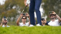  Dalam Kejuaraan Golf AS Terbuka di Atlanta sejumlah penonton bebas masker, Senin, 14 Juni 2021. AP/Jae C.Hong