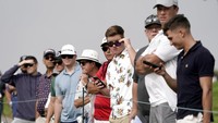 Penononton  Kejuaraan Golf AS Terbuka bebas masker padalah Amerika merupakan negara tertinggi dalam kasus pademi Covid-19 yaitu Amerika Serikat: 33,4 juta kasus. AP/Jae C.Hong