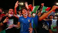 Puluhan pendukung kesebelasan Italia nonton bareng Piala Eropa tanpa jaga jarak dan masker di piazza del Popolo pusat Roma, Rabu, 16 Juni 2021. menurut data WHo tanggal 16 Juni 2021 saat ini  kasus COVID-19 di dunia telah mencapai 176,5 juta kasus. Cecilia Fabiano/LaPresse via AP