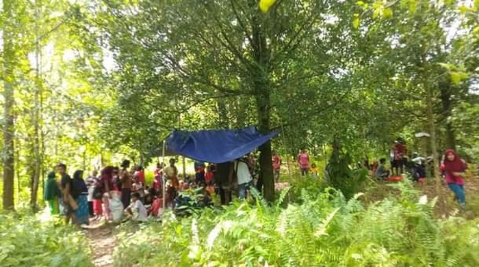 Warga Negeri Yaputih masih bertahan di gunung usai gempa kemarin, Rabu (16/6)