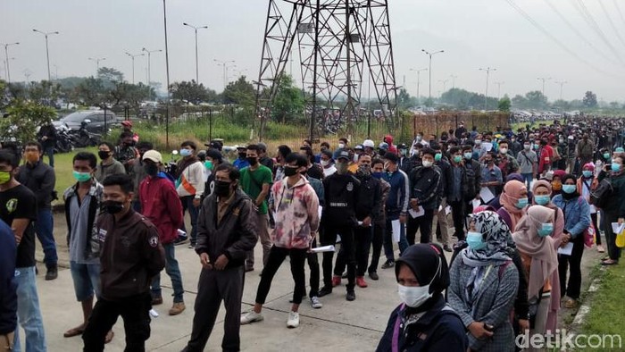 Warga padati Stadion GBLA untuk jalani vaksinasi COVID-19.
