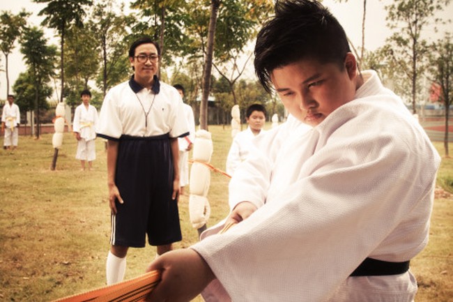 Jika penggemar setia film ‘CJ7’, tentu juga kenal dengan karakter satu ini. Bocah laki-laki gemuk yang sering kali mengganggu karakter utamanya, Dicky. Foto: Tangkapan layar YouTube, istimewa