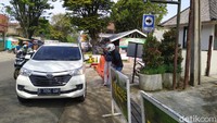 Mengetahui tempat wisata tutup, para pengunjung yang kadung sampai di lokasi kecewa berat. Salah satunya Rika Soraya (47), pengunjung asal Cirebon, Jawa Barat.