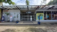 Wisatawan lainnya, yakni Putra Sanjaya (50), asal Jakarta. Dirinya terpaksa balik kanan lagi lantaran mendapati objek wisata di Lembang ditutup semua. Ia sudah berada di Bandung sejak dua hari belakangan.