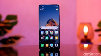 Mi 11 Ultra menggunakan layar E4 AMOLED 6,81inch dengan resolusi 1440 x 3200 pixel, 120 Hz, HDR10+ dan mendukung Dolby Vision.Foto: Adi Fida Rahman/detikINET