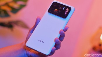 Xiaomi Mi 11 Ultra dirilis pada bulan Juni lalu dengan harga Rp 17 jutaan. Foto: Adi Fida Rahman/detikINET