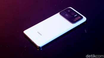 Dapur pacunya Snapdragon 888 yang dipasangkan dengan RAM LPDDR5 12GB dan storage 256GB. Agar tetap adem diberikan teknologi VC LiquidCool berukuran 2.000 mm2.Foto: Adi Fida Rahman/detikINET