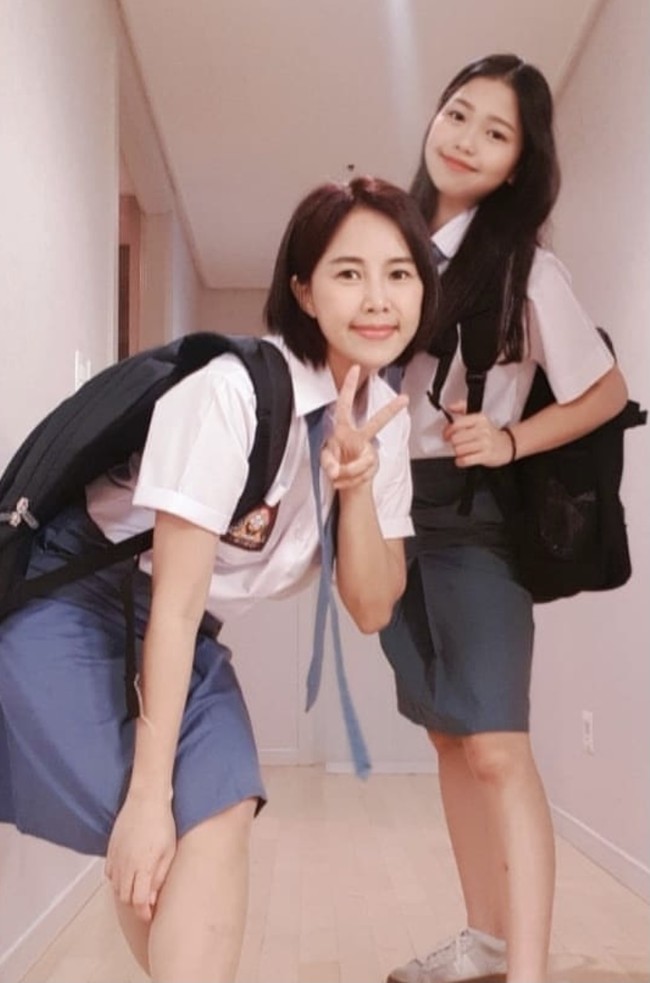 Pasangan ibu dan anak ini sering menghabiskan waktu bersama dengan mengunjungi cafe aesthetic di Korea Selatan hingga ikut challenge yang hits di TikTok. Ko Soobin yang baru masuk SMA juga jago dance dan meng-cover lagu Bang Bang. Foto: dok. Instagram soobin.ko