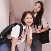 Pasangan ibu dan anak ini sering menghabiskan waktu bersama dengan mengunjungi cafe aesthetic di Korea Selatan hingga ikut challenge yang hits di TikTok. Ko Soobin yang baru masuk SMA juga jago dance dan meng-cover lagu Bang Bang. Foto: dok. Instagram soobin.ko