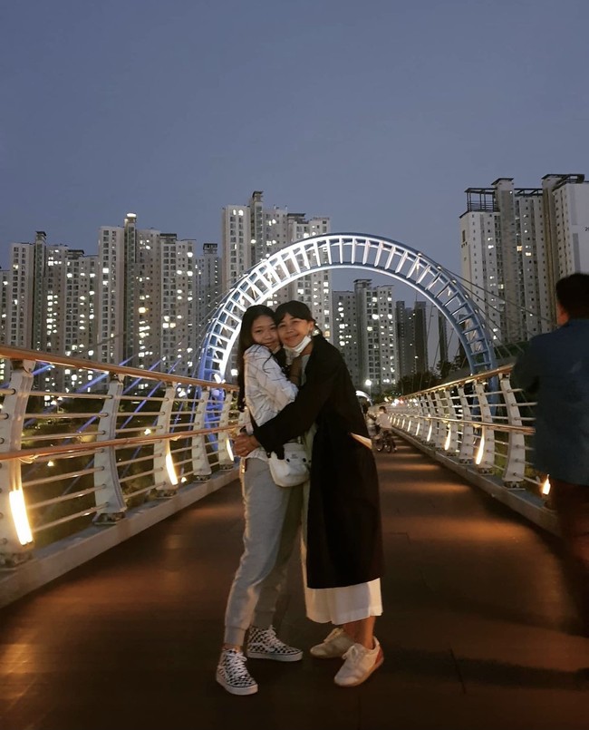 Ini bukan kali pertama Soobin memulai debut akting. Sebelum membintangi Racket Boys, gadis berdarah Indonesia-Korea Selatan ini menjadi cameo drama Korea Designated Survivor: 60 Days dan menjadi bintang iklan semasa kecil. Foto: dok. Instagram yannie_kim79