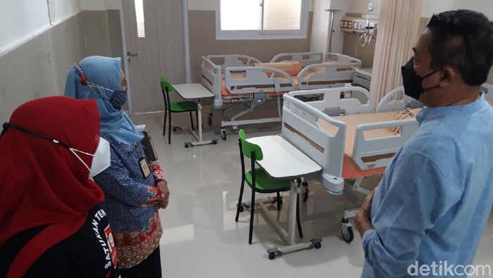 Ada foto :

Dinas Kesehatan Jateng dan Boyolali mengecek kelengakapan RSU Islam Boyolali sebagai rumah sakit darurat COVID-19, Jumat (18/6/2021).