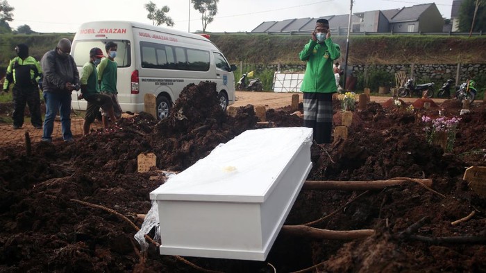 ANGKA KEMATIAN COVID DI TANGSEL MENINGKAT Keluarga dan petugas menshalatkan jenazah pasien COVID-19 sebelum dimakamkan di TPU Jombang, Ciputat, Tangerang Selatan, Banten, Jumat (18/6/2020). Kepala TPU Jombang menyebutkan bahwa pemakaman jenazah pasien COVID-19 di lokasi tersebut mengalami peningkatan 100 persen pada pertengahan Juni dibandingkan pada Mei yaitu sebanyak 30 jenazah. ANTARA FOTO/Muhammad Iqbal/rwa.