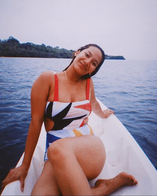 Tara Basro tampak fresh dengan baju renang one-piece yang penuh warna ini. (Foto: Instagram)