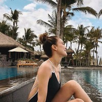 Ketika bersantai di pinggir kolam renang, Luna Maya memakai baju renang berwarna hitam. Gaya backless suskses mempertegas keseksiannya. (Foto: Instagram)