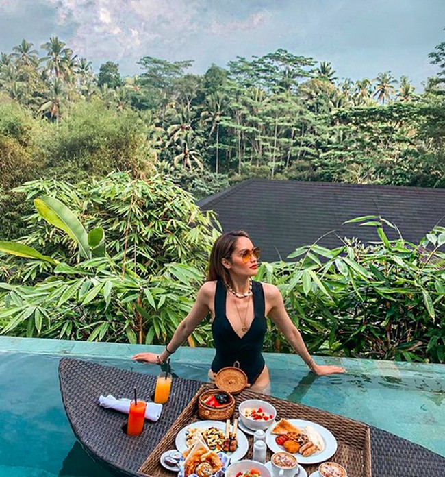Baju renang model one piece menjadi pilihan Cinta Laura saat liburan di Bali dan menikmati floating breakfast. Baju renang pilihan Cinta memiliki belahan dada yang cukup rendah. Dibutuhkan kepercayaan diri tinggi untuk memakai model baju renang ini. (Foto: Instagram)