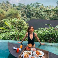 Baju renang model one piece menjadi pilihan Cinta Laura saat liburan di Bali dan menikmati floating breakfast. Baju renang pilihan Cinta memiliki belahan dada yang cukup rendah. Dibutuhkan kepercayaan diri tinggi untuk memakai model baju renang ini. (Foto: Instagram)