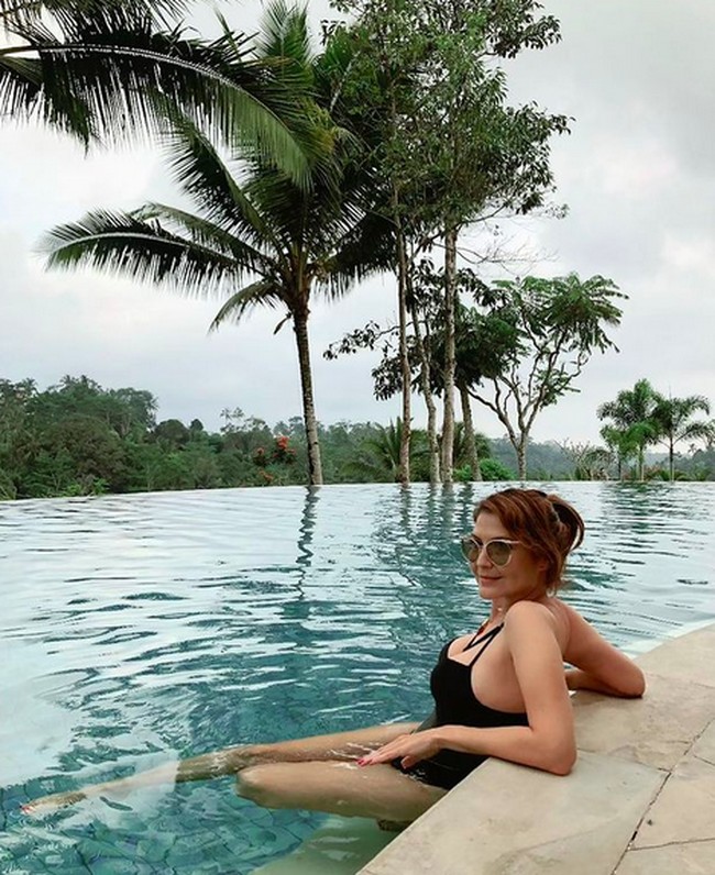 Kenapa pakai baju renang? Karena lagi di kolam renang, kalau lagi di kolam ikan... ceritanya beda lagi, tulis Tamara Bleszynski sebagai keterangan foto ini kepada 2,6 juta pengikutnya. Di kolom komentar, banyak yang mendugafoto tersebut untuk menyindir para netizen yang doyan berkomentar miring tentang penampilan Tamara Bleszynski. (Foto: Instagram)