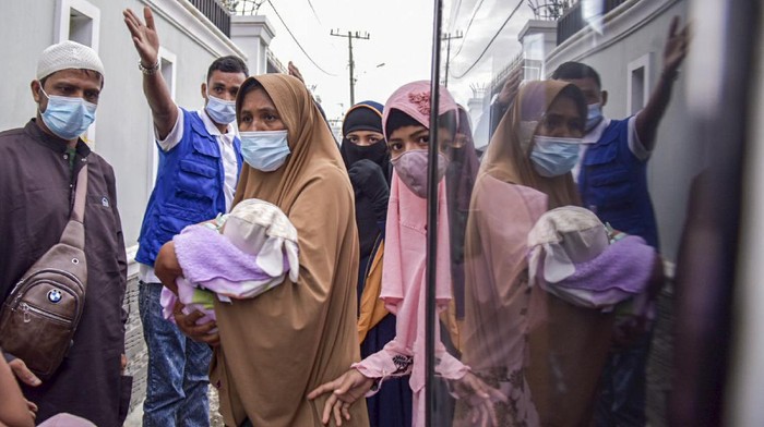 Sejumlah imigran etnis Rohingnya di Aceh direlokasi ke Medan. Ada sebanyak 12 imigran Rohingya yang direlokasi ke Medan pada Kamis (17/6) malam.
