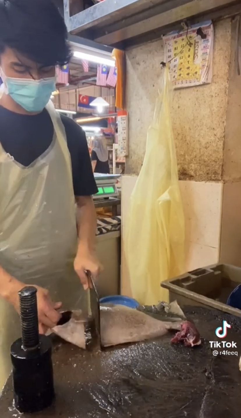 Bikin Salfok! Penjual Ikan Tampan Bersihkan Bawal Ini Jadi Viral