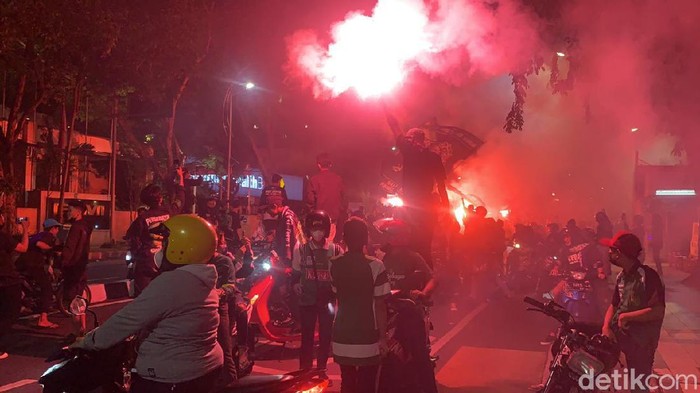 Persebaya ulang tahun hari ini. Puluhan ribu bonek memadati tengah Kota Surabaya sejak Kamis (17/6) malam.