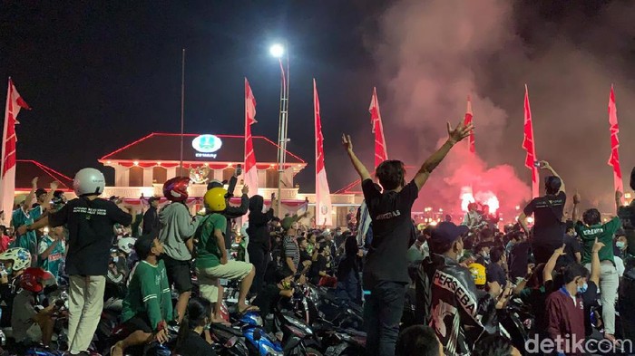 Persebaya ulang tahun hari ini. Puluhan ribu bonek memadati tengah Kota Surabaya sejak Kamis (17/6) malam.